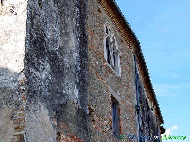 07-P4013099+.jpg - 07-P4013099+.jpg - Una bifora medievale sulla facciata di un'antica casa del paese.